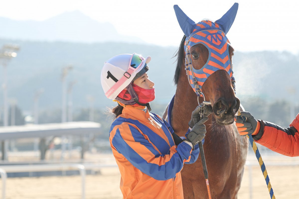 2025년 렛츠런파크 서울의 첫 경주인 4일 새해맞이 기념경주에서 우승한 마이티러브와 김태희 기수         사진제공｜한국마사회