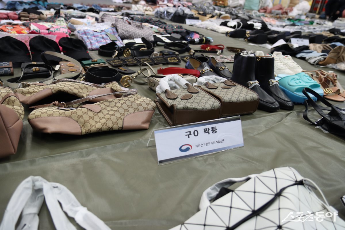 부산세관 수사팀이 위조 상품 보관 장소에서 압수한 혐의물품. (사진제공=부산본부세관)