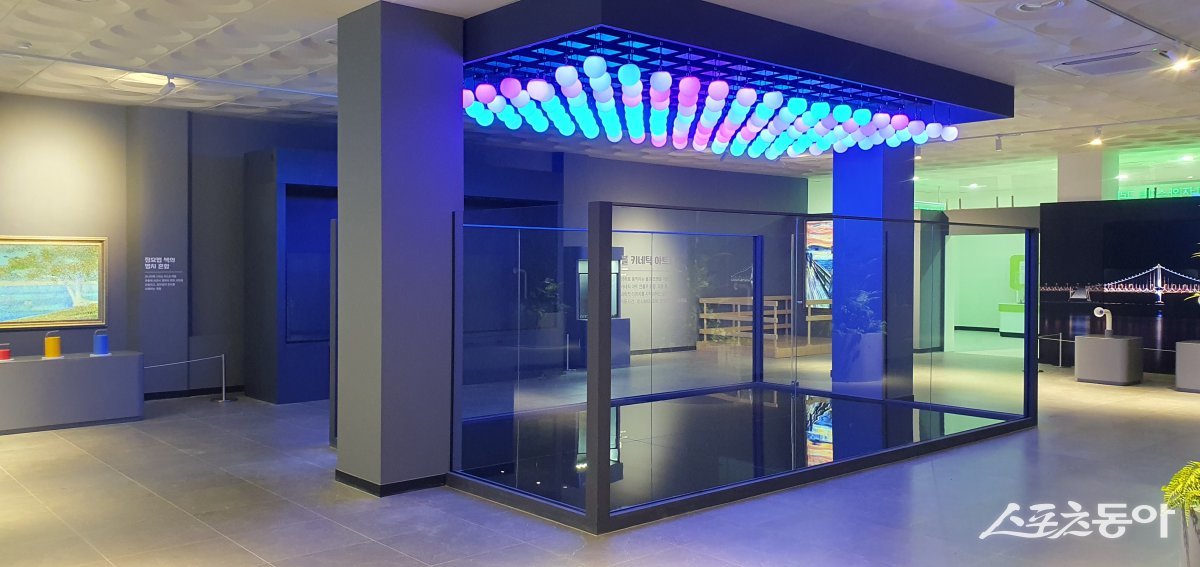 부산창의융합교육원, 과학해양전시관 기초과학실 새 단장(볼키네틱아트쇼). (사진제굥=부산창의융합교육원)