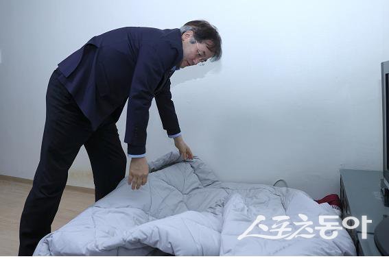 지원 물품인 겨울 이불을 정리하고 있는 이동환 고양특례시장. 사진제공ㅣ고양시