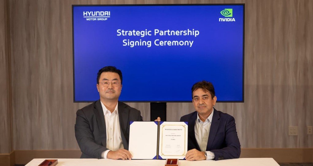 현대차그룹 GSO 본부장 김흥수 부사장과 엔비디아 오토모티브 담당 리시 달 부사장이 파트너십 체결 후 기념사진을 촬영하는 모습. 사진제공 |현대차