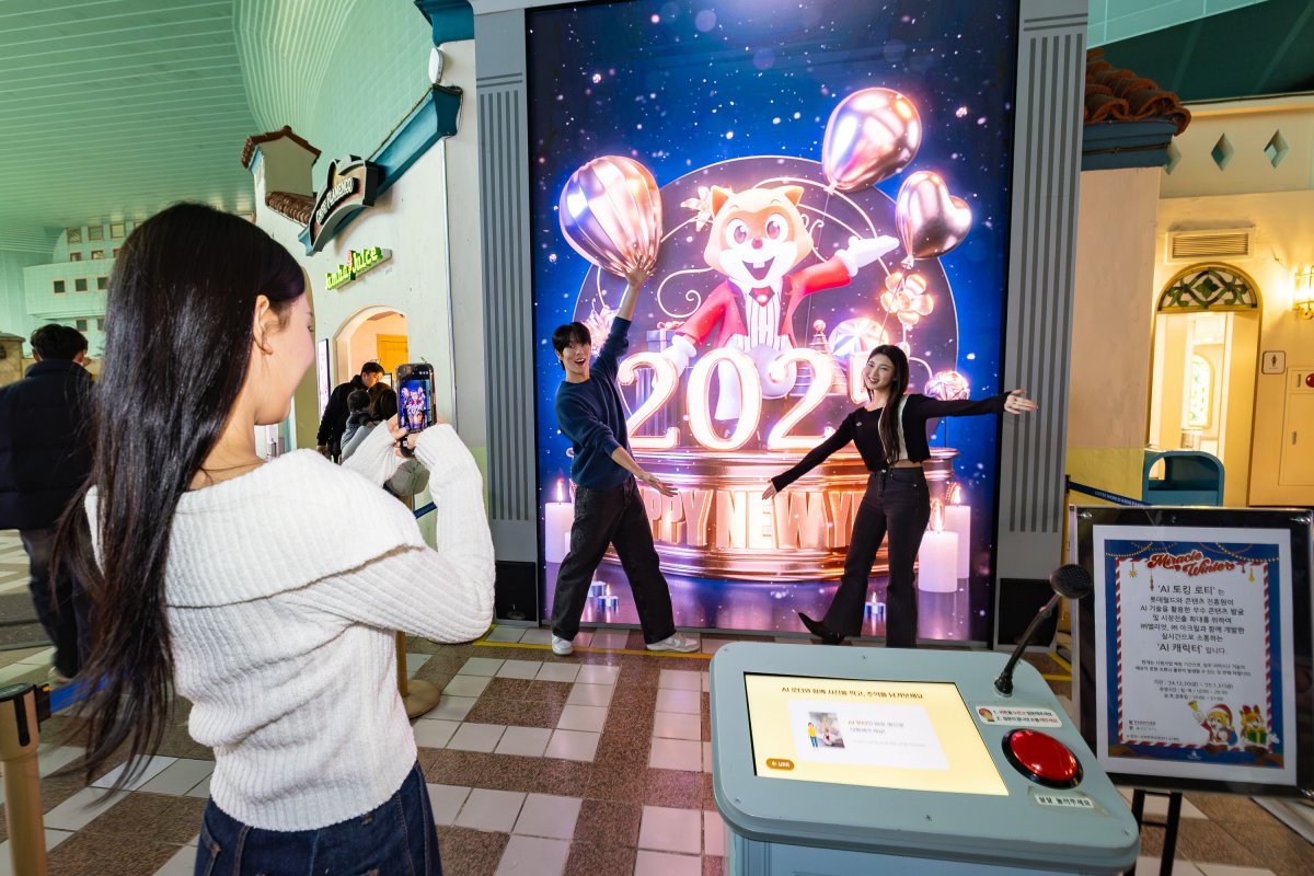 롯데월드 어드벤처의 ‘소통형 AI 토킹 로티’ 사진제공|롯데월드 어드벤처