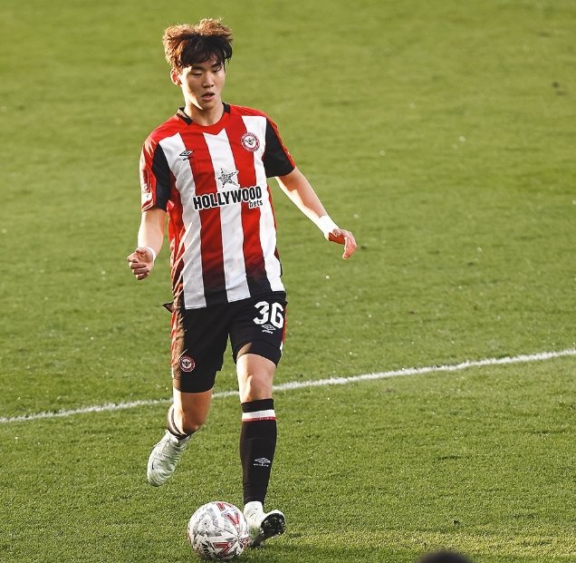 브렌트퍼드 김지수가 12일(한국시간) 지테크 커뮤니티 스타디움에서 열린 플리머스와 2024~2025시즌 잉글랜드 FA컵 3라운드 홈경기에서 패스를 시도하고 있다. 사진출처|브렌트퍼드 SNS