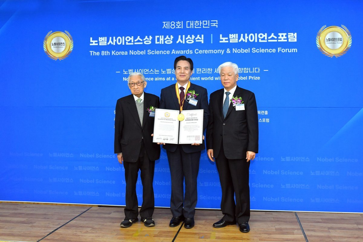하나님의 교회가 지속가능한 평화 확산에 기여한 공로로 지난달 27일 노벨사이언스상 세계평화봉사대상을 받았다. 왼쪽부터 조완규 한국노벨사이언스위원회명예고문(前 서울대 총장), 하나님의 교회 총회장 김주철 목사, 이도수 노벨사이언스 회장. 