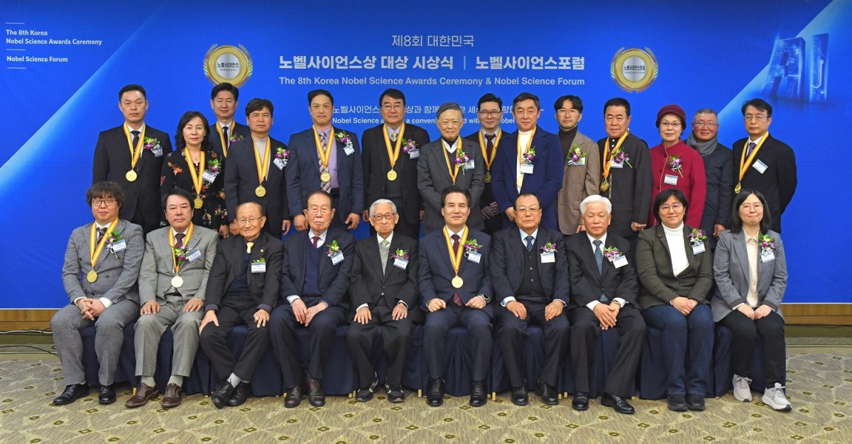 대한민국 노벨사이언스상 대상 시상식에서 하나님의 교회 총회장 김주철 목사(앞줄 왼쪽에서 여섯째)와 함께 수상자들이 함께 기념촬영을하는 모습. 
