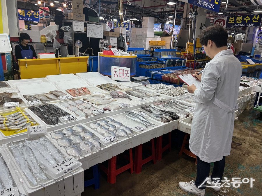 대전보건환경연구원이 지난해 수산물을 수거했다. 사진제공|대전시청