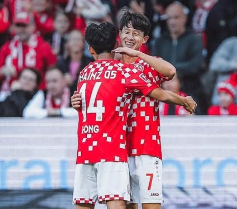 마인츠 이재성(오른쪽)과 홍현석이 12일(한국시간) 메바아레나에서 열린 보훔과 2024~2025시즌 독일 분데스리가 16라운드 홈경기에 나란히 출전해 2-0 승리에 기여했다. 사진출처|홍현석 SNS