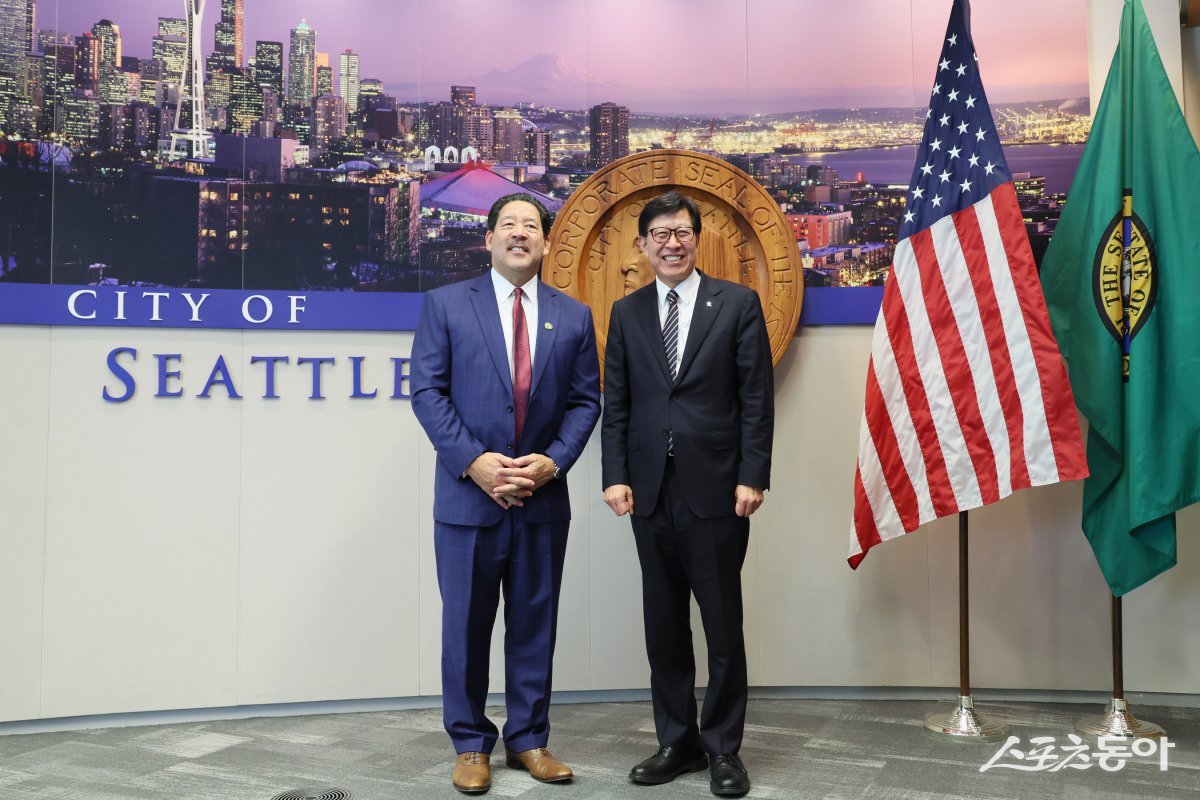 박형준 부산시장이 시애틀 시장과 면담 후 기념촬영을 하고 있다. (사진제공=부산시)