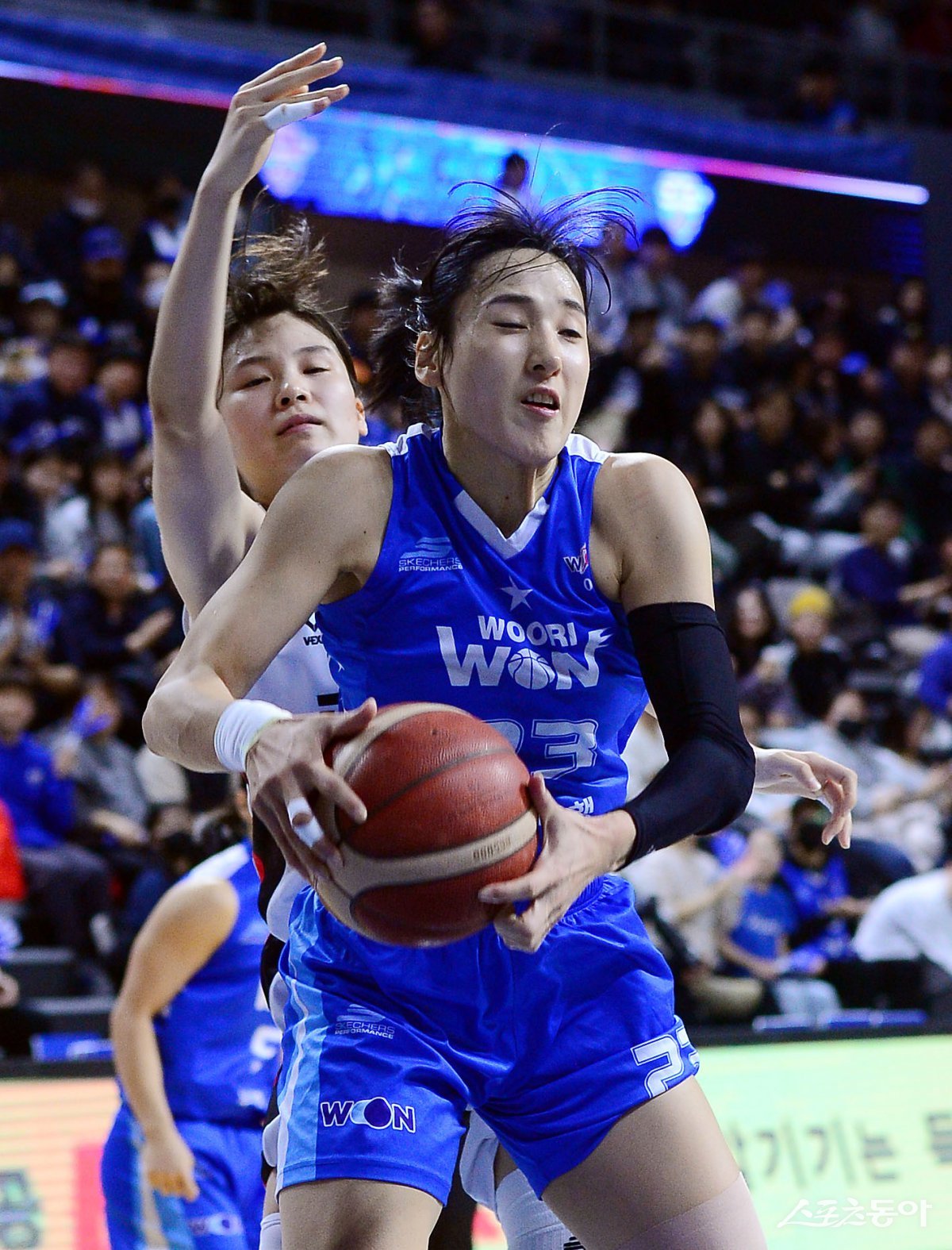 우리은행 김단비(앞)가 12일 아산이순신체육관에서 열린 ‘하나은행 2024-2025 여자프로농구’ BNK 썸과 홈경기 도중 리바운드를 따내고 있다. 아산|김민성 기자 marineboy@donga.com