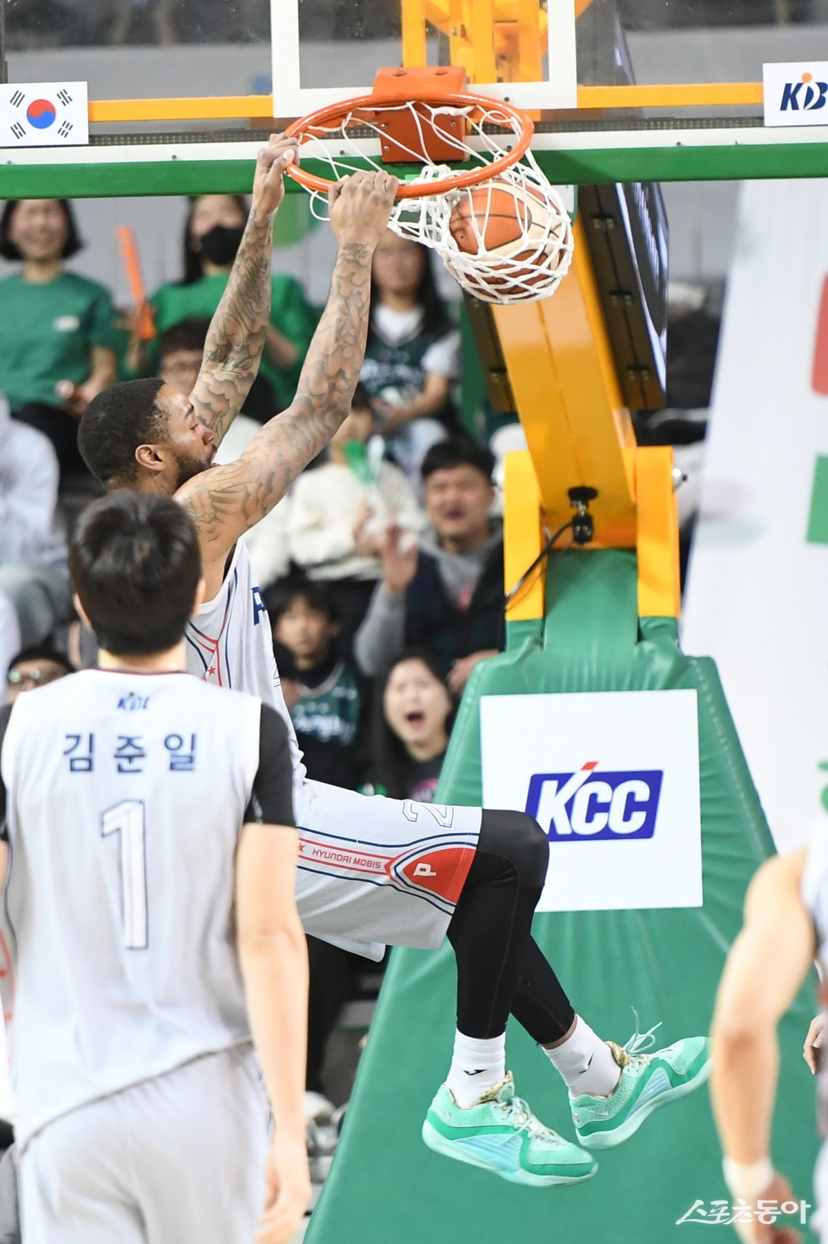 현대모비스 숀 롱이 12일 원주종합체육관에서 열린 DB와 원정경기 도중 강력한 투핸드 덩크슛을 터트리고 있다. 사진제공｜KBL