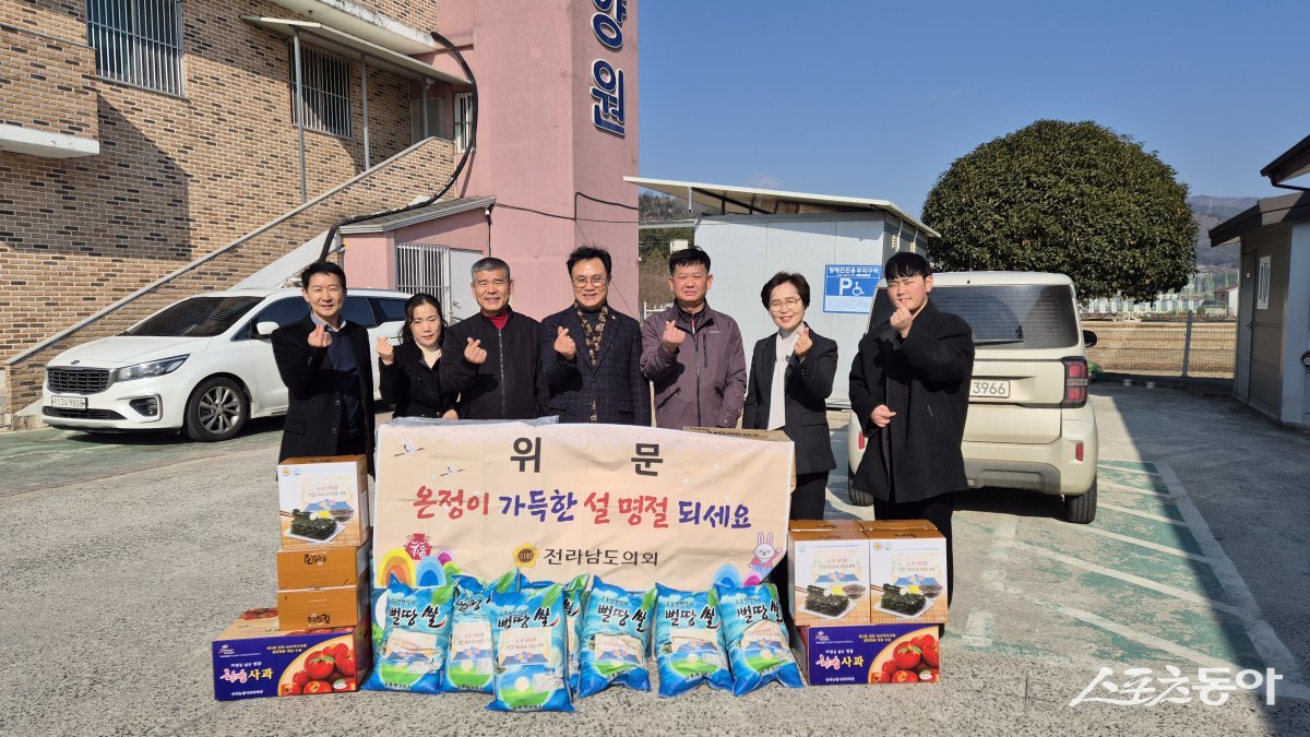송형곤 의원이 지난 13일, 고흥군 소재 ‘고흥섬돌마을’과 ‘고흥봉두요양원’을 방문해 명절 위문품을 전달했다. 사진제공=전남도의회