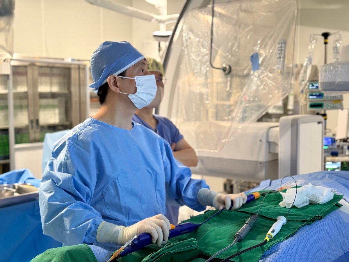 방사능 제로 펄스장 절제술을 시술 중인 임홍의 중앙대광명병원 순환기내과 교수             사진제공｜중앙대광명병원