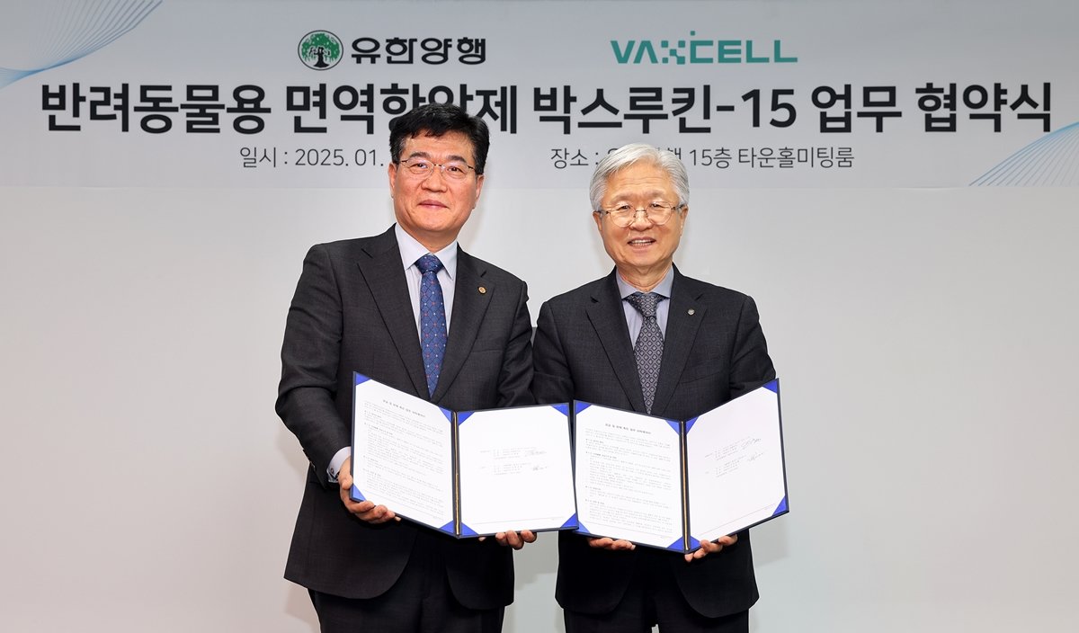 이제중 박셀바이오 대표이사(왼쪽)과 조욱제 유한양행 대표이사      사진제공｜유한양행