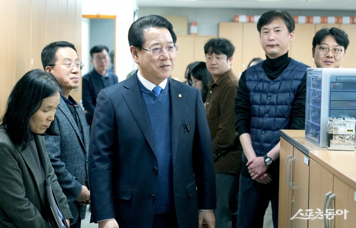 김영록 전남도지사가 14일 오후 전남도청 각 실국을 방문하여 직원들과 소통에 나선 모습. 사진제공=전남도