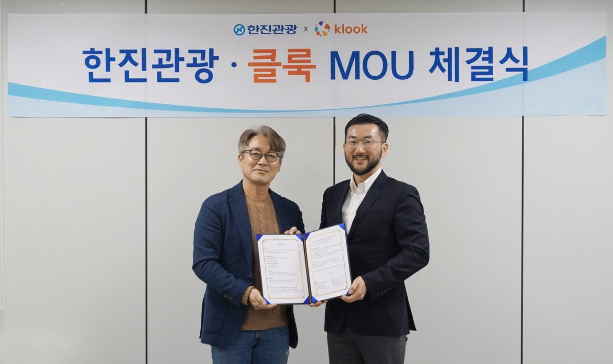 이장훈 한진관광 대표(왼쪽)과 이준호 클룩 한국 지사장                              사진제공｜클룩