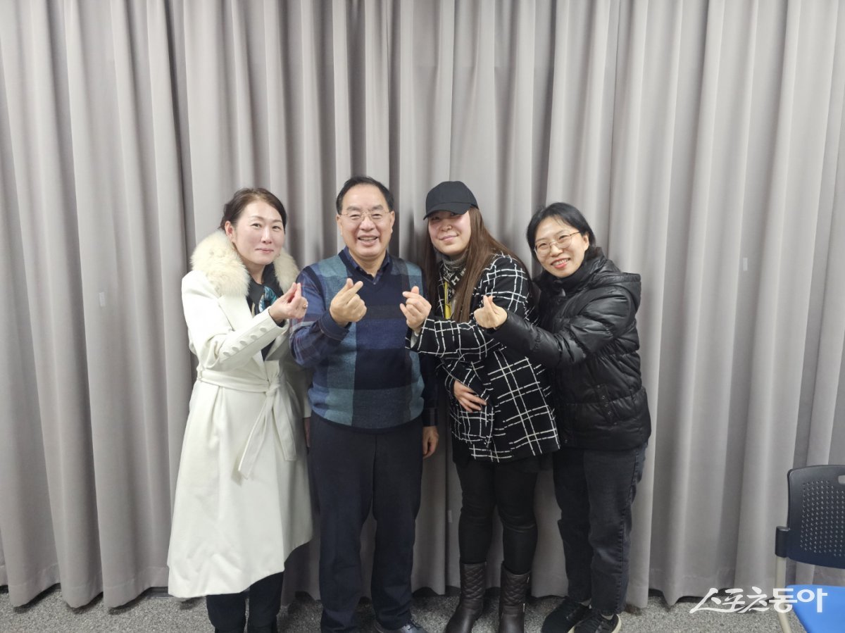 하윤수 전 부산교육감이 지난 14일 부전역 회의실에서 느린학습자 커뮤니티 ‘아다지오’ 운영진들과 간담회를 가진 가운데 관계자들과 기념촬영을 하고 있다. (사진제공=하윤수 전 교육감)