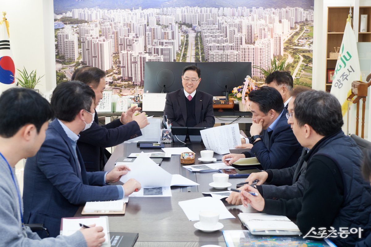 강수현 양주시장(전면 가운데)이 15일 오후 박근태 LH(한국토지주택공사) 양주사업본부장에게 관내 주요 현안 사업을 설명하고 협조 건의문을 전달하고 있다.사진제공ㅣ양주시
