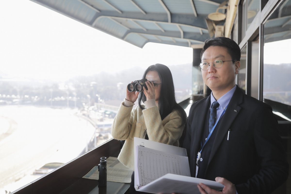 새로 렛츠런파크 서울 심판위원이 된 박명선 심판위원(왼쪽)과 정재민 심판위원 사진제공|한국마사회