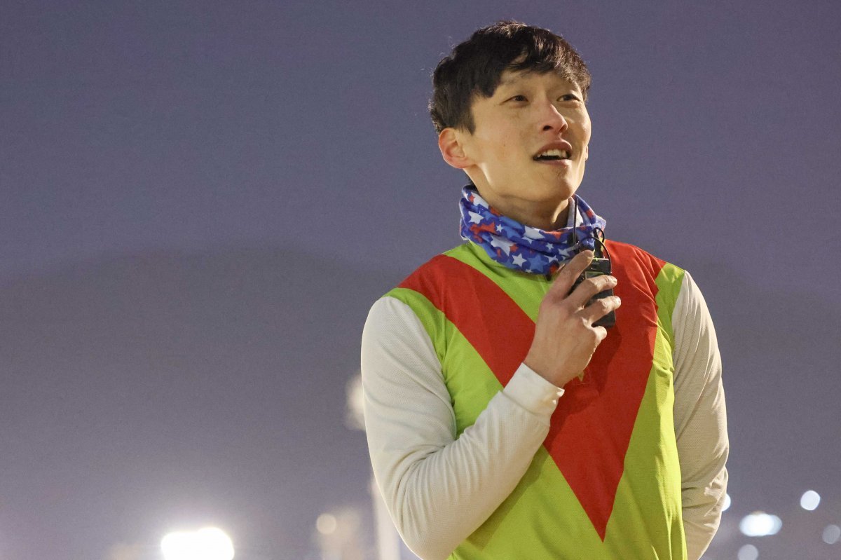 렛츠런파크 서울의 올해 첫 1등급 경주에서 빈체로카발로와 함께 우승한 조재로 기수. 이번 승리로 통산 200승 달성했다 사진제공|한국마사회