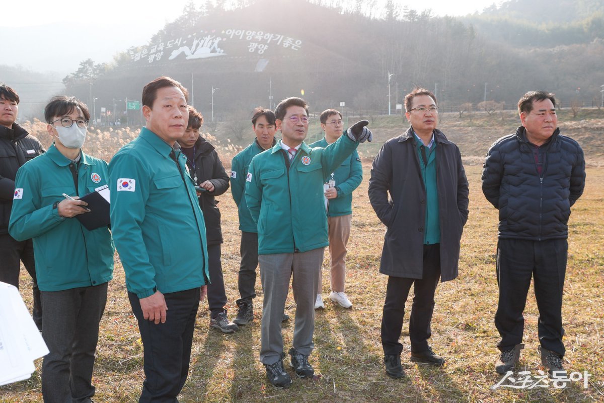 지난 14일 매화축제 준비현장인 둔치 주차장을 방문해 살펴보고 있는 정인화 광양시장. 사진제공=광양시