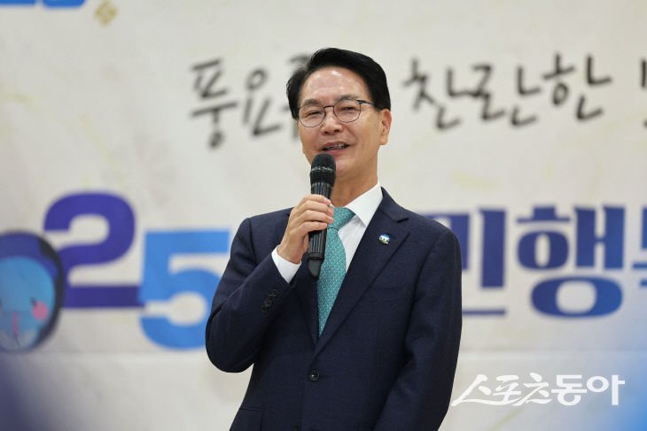 지난 15일 아산면에서 군민행복 활력고창 나눔과 대화를 진행하고 있는 심덕섭 고창군수. 사진제공=고창군