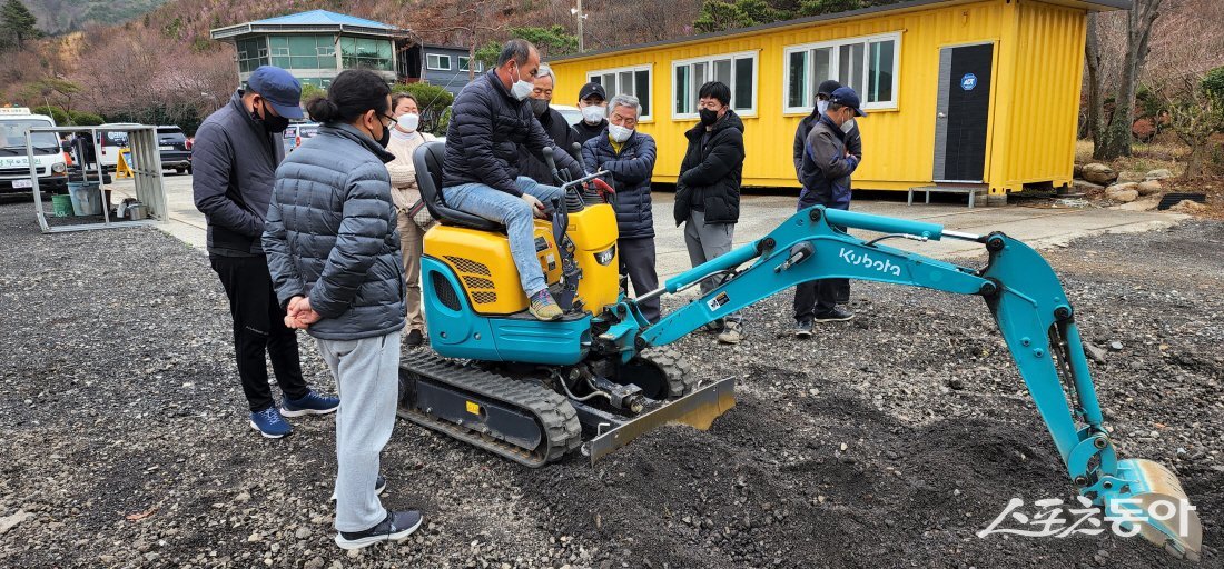 드론 자격증 실기 연습을 하고 있는 보성군 농업기계 자격증 취득 교육생들. 사진제공=보성군