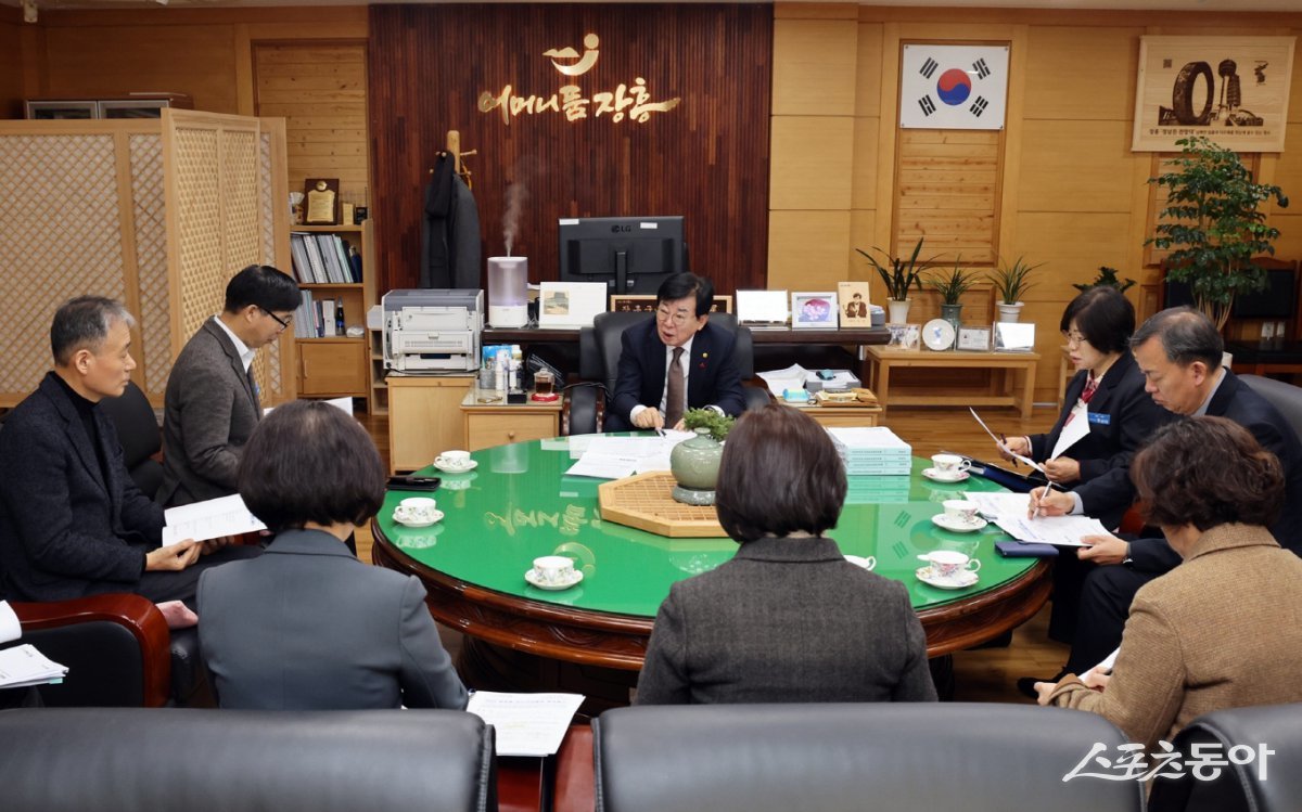 김성 장흥군수가 최근 지역경제활성화 대책회의를 진행하고 있는 모습. 사진제공=장흥군