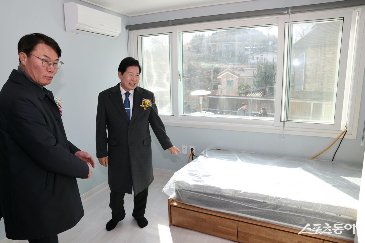 공영민 고흥군수가 16일 신규 공무원들을 위한 공직자 공동주택 ‘흥양관’ 내부를 둘러보고 있다. 사진제공=고흥군