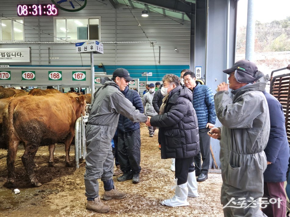 장세일 영광군수가 설 명절을 앞둔 지난 15일 영광축협 가축시장을 방문했다. 사진제공=영광군