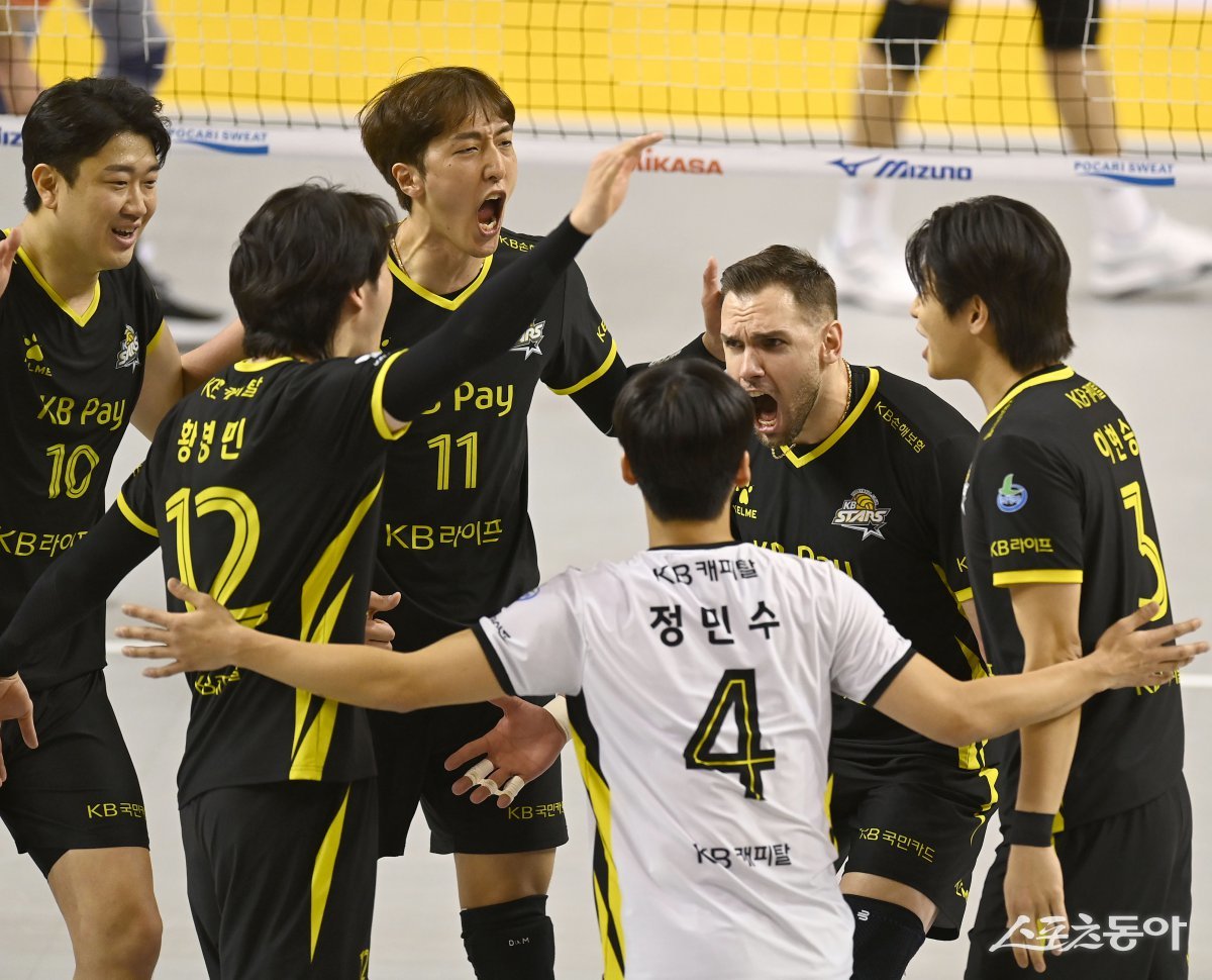 KB손해보험이 구단 역대 최다 7연승을 질주했다. KB손해보험 선수들이 16일 의정부 경민대 기념관에서 열린 OK저축은행과 홈경기 도중 비예나(오른쪽 2번째)의 득점 후 기뻐하고 있다. 의정부|김종원 기자 won@donga.com