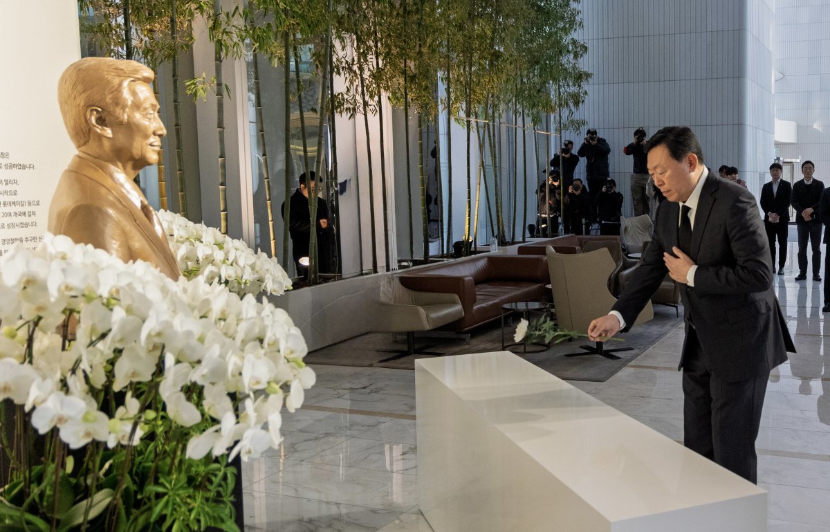 신격호 창업주 5주기 추모식에서 부친 흉상에 헌화하고 있는 신동빈 롯데 회장. 사진제공｜롯데