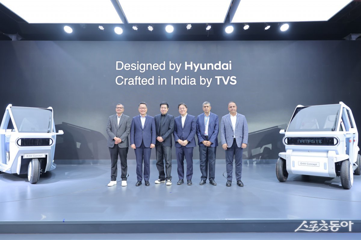 바랏 모빌리티 글로벌 엑스포 2025 행사에서 현대차 인도권역 타룬 가르그 최고운영책임자, 인도아중동대권역장 김언수 부사장, 현대제네시스글로벌디자인담당 이상엽 부사장, 전동화에너지솔루션담당 김창환 부사장, TVS 모터 케이엔 라다크리슈난 Director & CEO, 샤라드 미슈라 President, Group Strategy(왼쪽부터)가 3륜 및 마이크로 4륜 EV와 기념촬영을 하고 있는 모습. 사진제공 |현대차