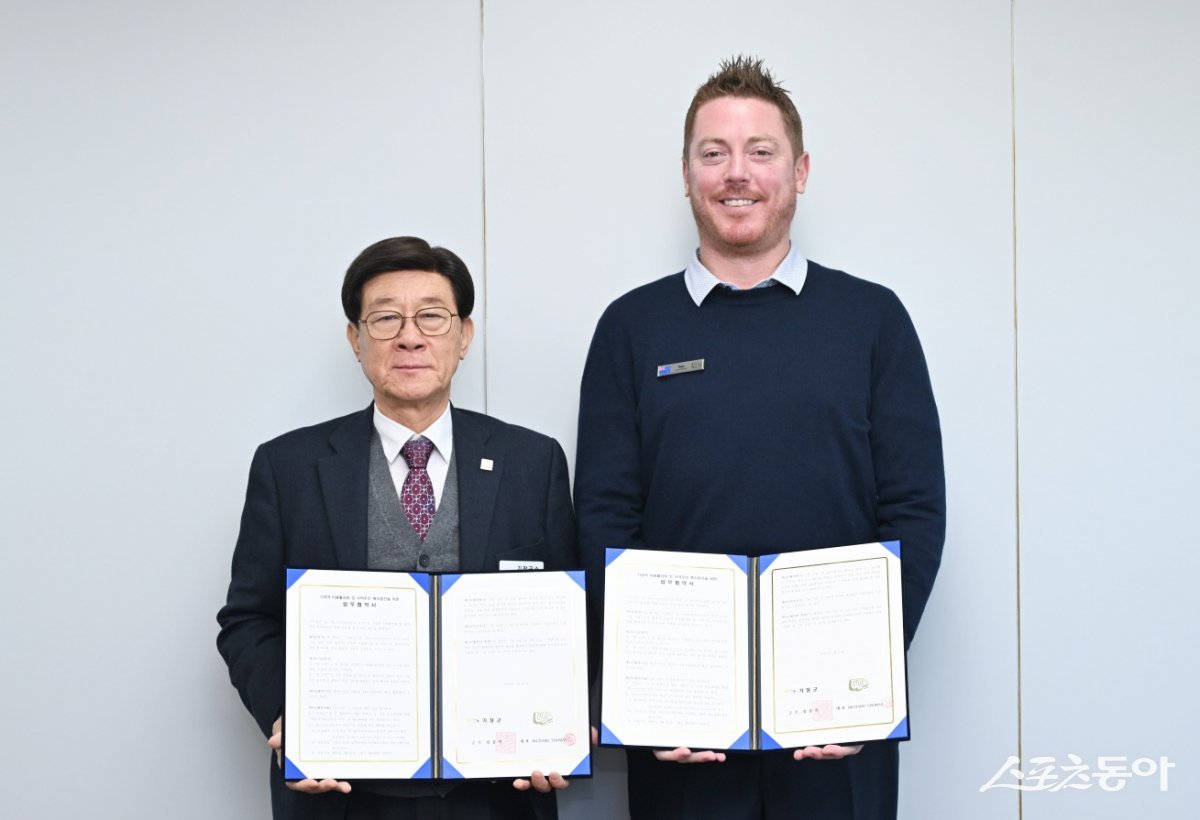 부산 기장군이 지난 17일 스카이라인루지부산(지사장 딘 존슨)과 ‘기장역 이용활성화 및 지역주민 복지증진을 위한 업무협약’을 체결한 가운데 정종복 기장군수와 관계자가 기념촬영을 하고 있다. (사진제공=기장군)