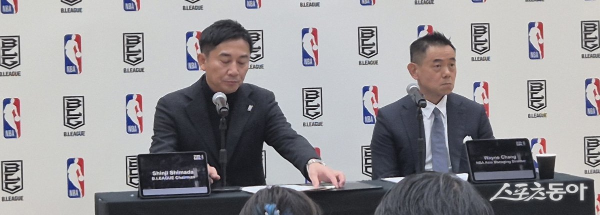 시마다 신지 B리그 총재(왼쪽)가 18일 지바현 라라 아레나 도쿄-베이 서브 체육관에서 NBA와 업무협약식에 참석했다. 왼쪽은 웨인 창 NBA 아시아 마케팅 디렉터.  지바(일본)｜최용석 기자