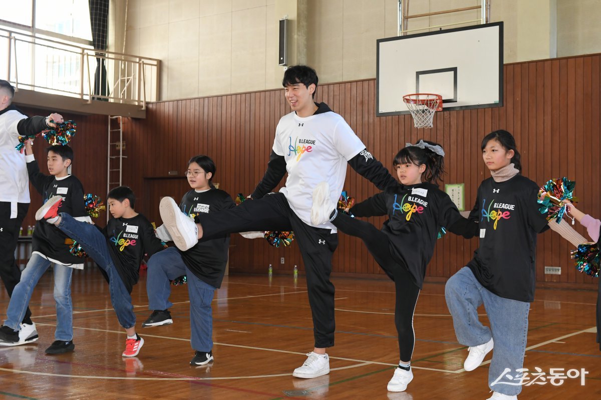 B리그 올스타에 선발된 양재민(가운데)이 17일 일본 지바현에서 열린 B리그 자선행사에서 학생들과 함께 호흡하고 있다. 사진제공｜B리그