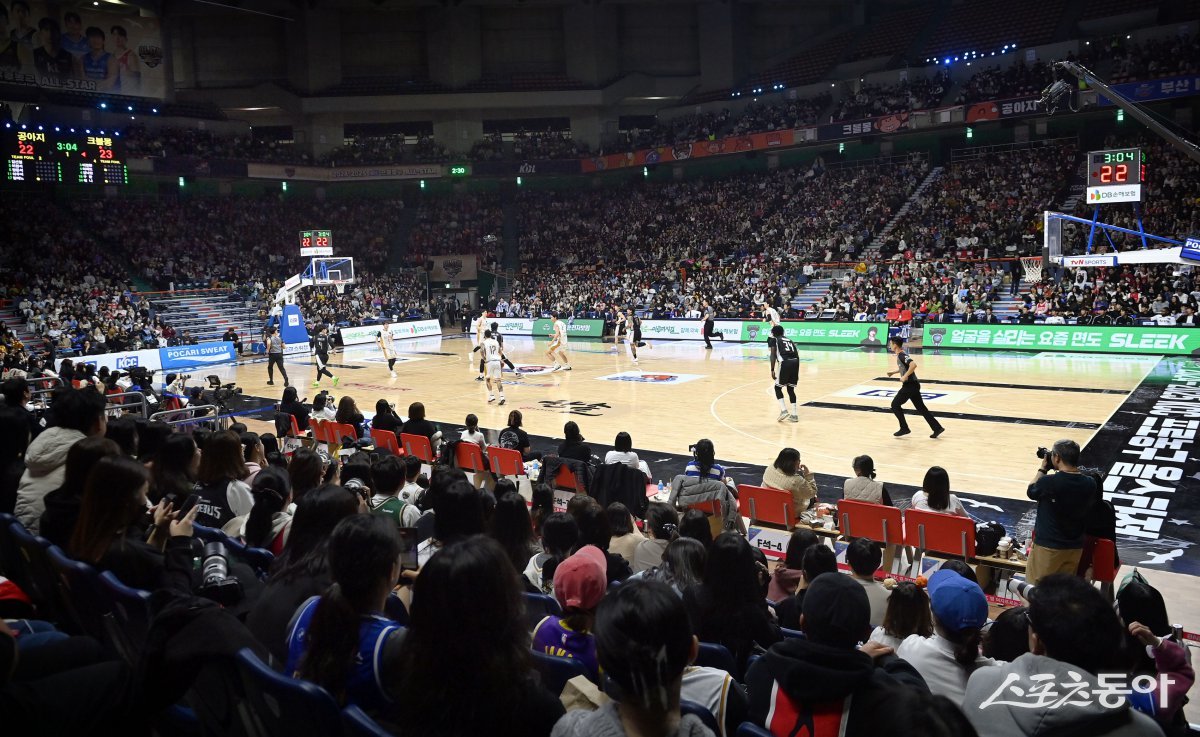 팬들이 가득 들어찬 19일 사직체육관. 사직｜김민성 기자 marineboy@donga.com