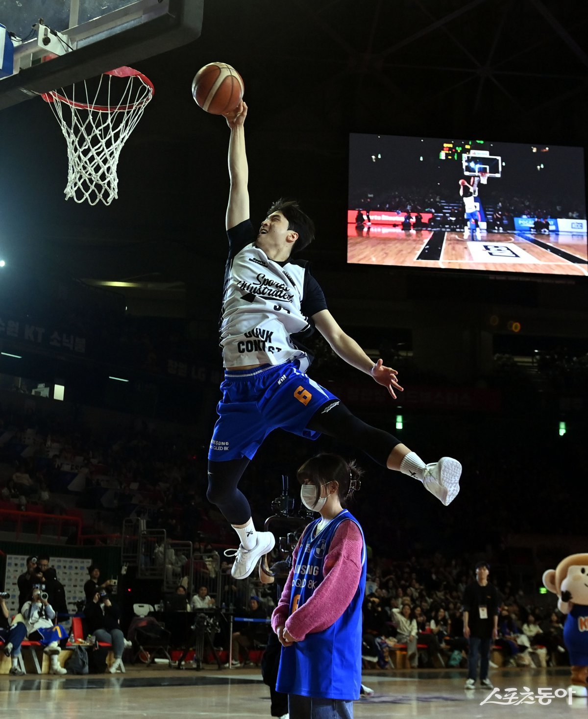 19일 사직체육관에서 ‘2024~2025 KCC 프로농구 올스타전’이 열렸다. 덩크 콘테스트 결선에 참가한 삼성 조준희가 팬을 뛰어넘는 덩크슛을 하고 있다. 사직｜김민성 기자 marineboy@donga.com