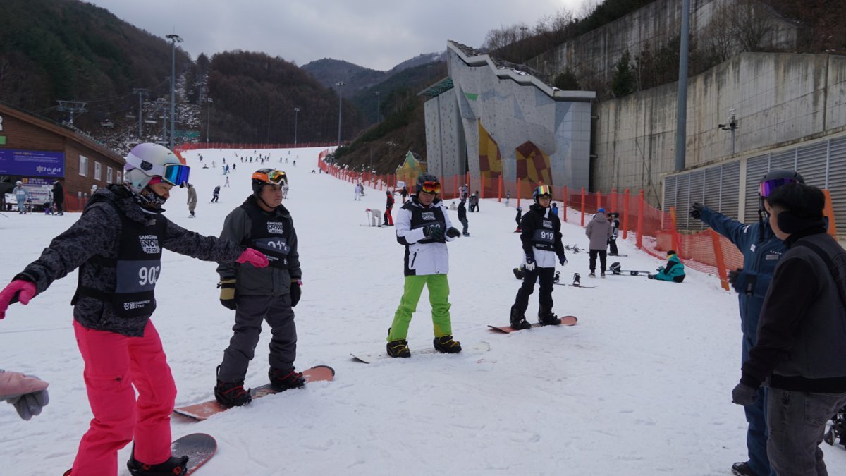 지난 12월 15일 하이원스키장에서 진행한외국인 방문객 대상 겨울 액티비티 프로그램 ‘고고스키’의 강습 모습     사진제공｜강원랜드