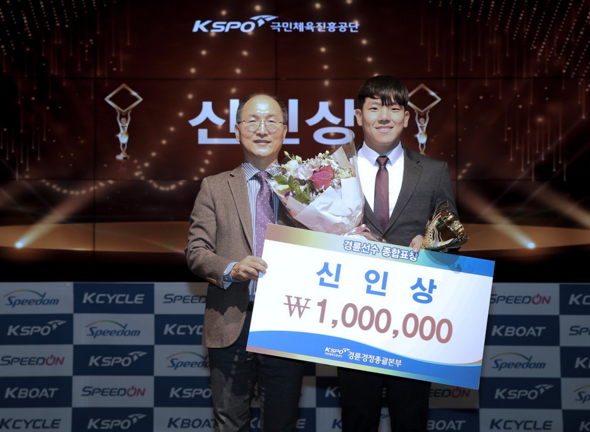 ‘2024 경륜 우수선수 표창’ 시상식에서 신인상을 받은 석혜윤(오른쪽)이 시상자인 이성철 경륜경정총괄본부장과 기념촬영을 하고 있다 사진제공|국민체육진흥공단