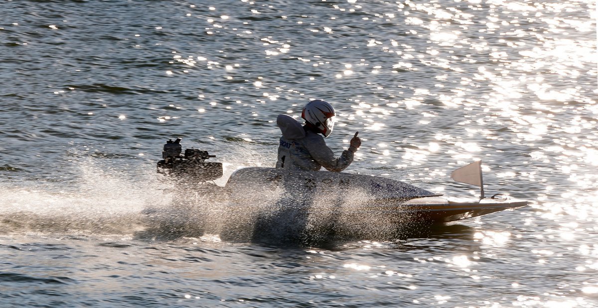 미사리 경정장에서 열린 경정 경주에서 우승을 차지한 선수가 기뻐하고 있다 사진제공|국민체육진흥공단