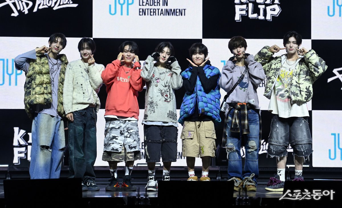 JYP의 신인 보이그룹 킥플립(KickFlip)이 20일 서울 광진구 예스24 라이브홀에서 열린 데뷔 앨범 ‘Flip it, Kick it(플립 잇, 킥 잇!)’ 발매 쇼케이스에서 포토타임을 갖고 있다. 김종원 기자 won@donga.com