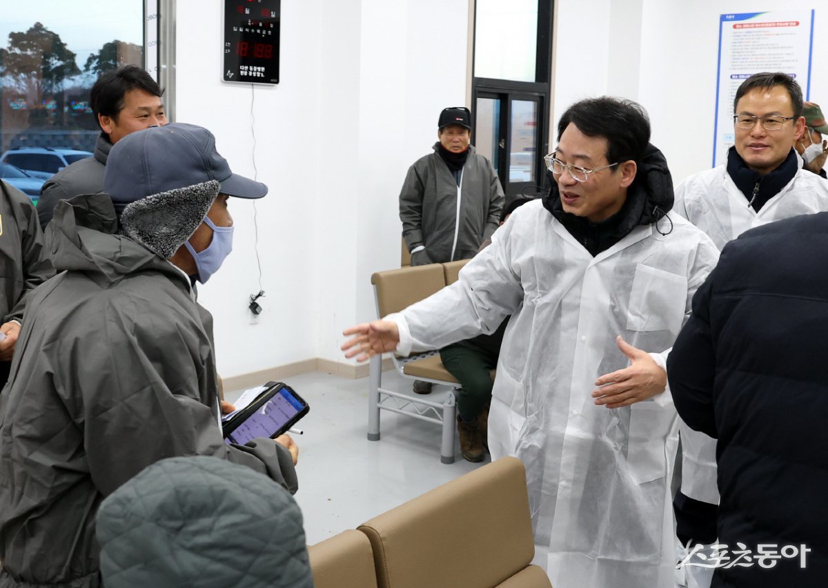 지난 17일 설 명절을 앞두고 가축시장을 방문해 한우 농가를 격려하고 의견을 청취하고 있는 강진원 강진군수. 사진제공=강진군