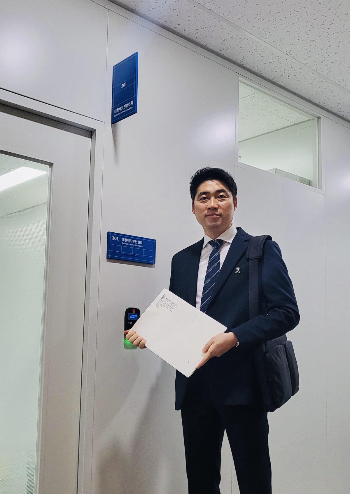 김동문 제32대 대한배드민턴협회장 선거 후보가 협회의 ‘깜깜이 행정’을 지적했다. 20일 서울 송파구 대한체육회 신관에서 기자회견을 열어 “협회의 회장 선거 준비 과정이 불투명하다. 이 같은 운영이 지속되면 실추된 배드민턴의 이미지를 더욱 회복하기 힘들어질 것”이라고 우려했다. 사진제공|김동문 원광대 교수