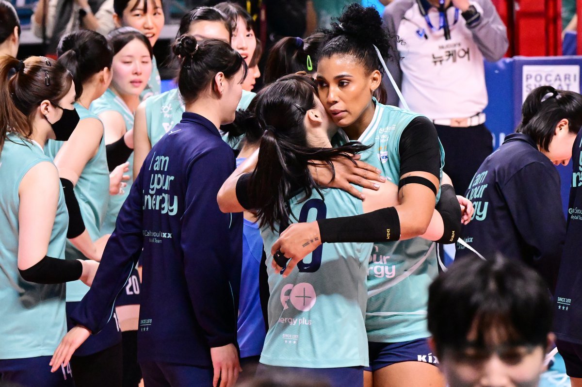 GS칼텍스 실바와 유서연이 19일 장충체육관에서 열린 페퍼저축은행과 홈경기에서 승리한 뒤 서로를 안아주며 기쁨을 나누고 있다. 사진제공｜KOVO