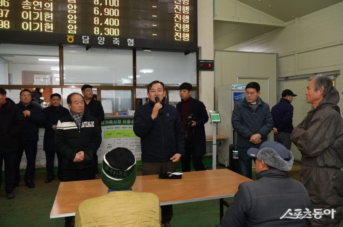 지난 19일 담양군 담양읍 만성리 가축시장을 방문해 한우 경매 진행 상황을 살펴보고 있는 이병노 담양군수. 사진제공=담양군