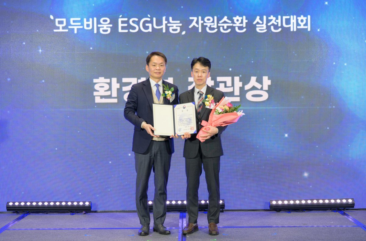 전진홍 마사회 경영지원처장(오른쪽)과 시상자 이병화 환경부 차관 사진제공|한국마사회