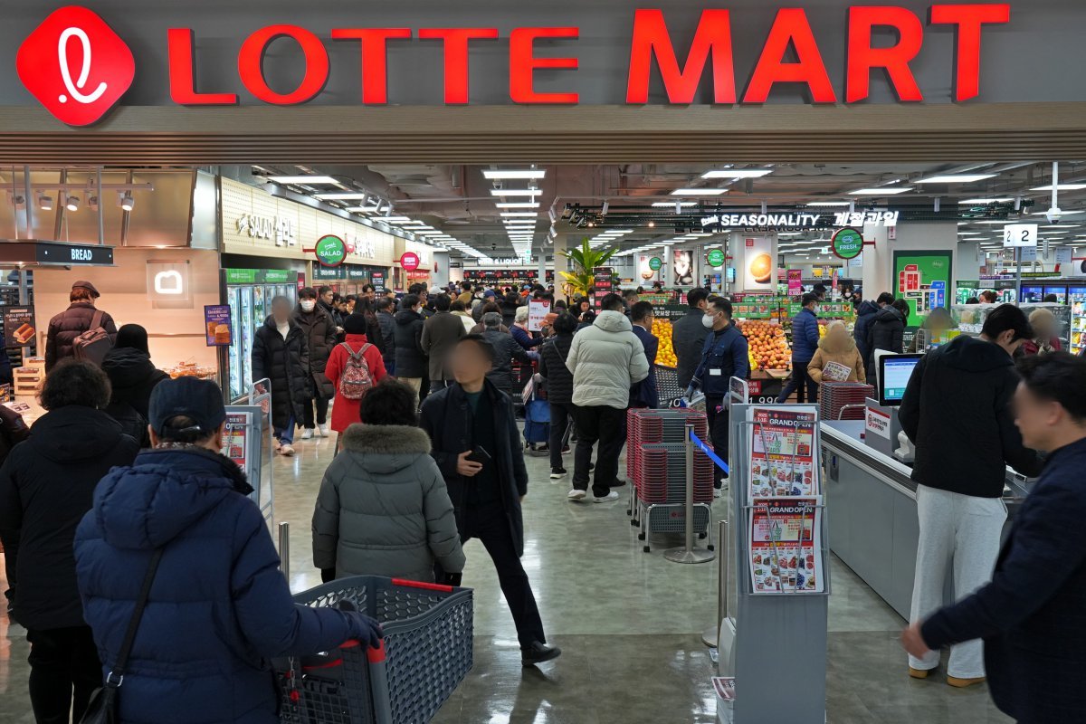 롯데마트가 ‘먹거리에 집중한 도심형 실속 장보기 매장’을 추구하는 서울 천호점을 오픈했다. 사진은 천호점 입구. 사진제공|롯데마트