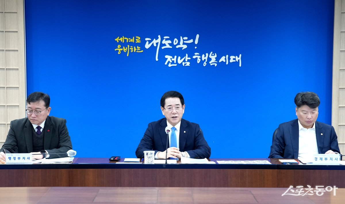 김영록 전남도지사가 21일 오전 도청 서재필실에서 실국장 정책회의를 주재하고 있다. 사진제공=전남도