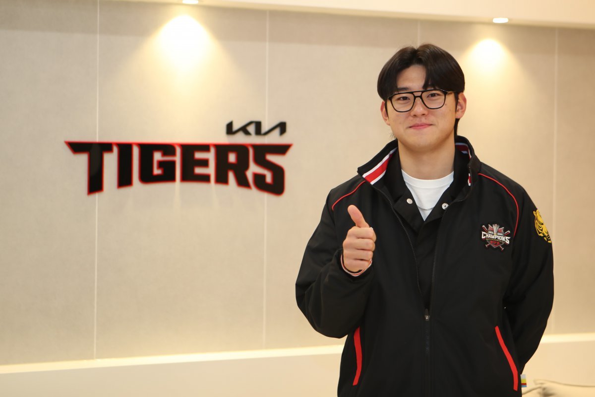 KIA 김도영이 20일 광주-기아챔피언스필드에서 올해 연봉 계약을 마친 뒤 기념 촬영을 하는 모습. 김도영은 지난해 1억 원보다 4억 원이나 오른 5억 원에 도장을 찍었다. KBO리그 역대 4년차 최고 연봉이다. 사진제공|KIA 타이거즈