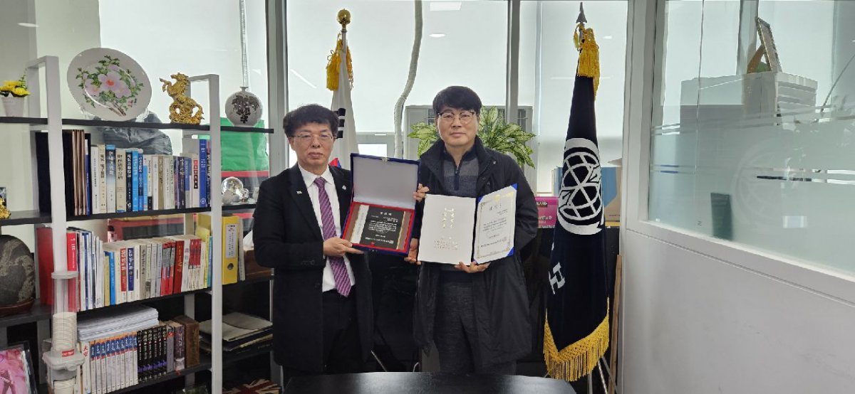 여주교도소 박태환 직업훈련실장이 세계일보 조사위원회 화성시협의회장으로부터 표창 및 공로패 수상했다.